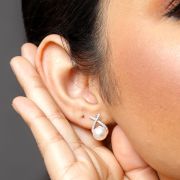 Lilah – Round Pearl Earrings