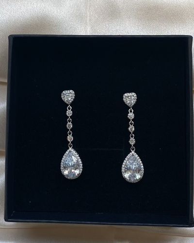 Vandana – Teardrop Crystal Earrings